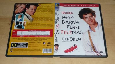 Magas, barna férfi felemás cipőben
