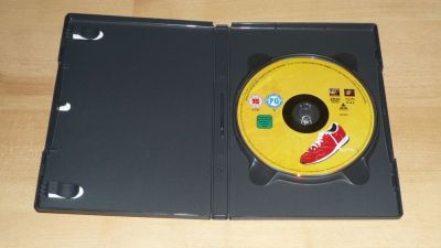 Magas, barna férfi felemás cipőben
